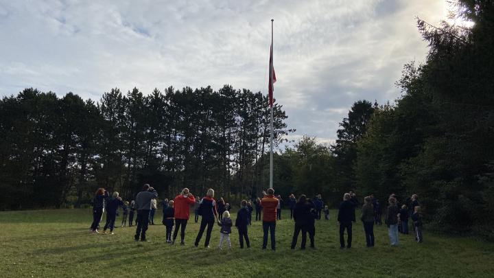 Samlet til flaghejsning på Familieweekend 2022